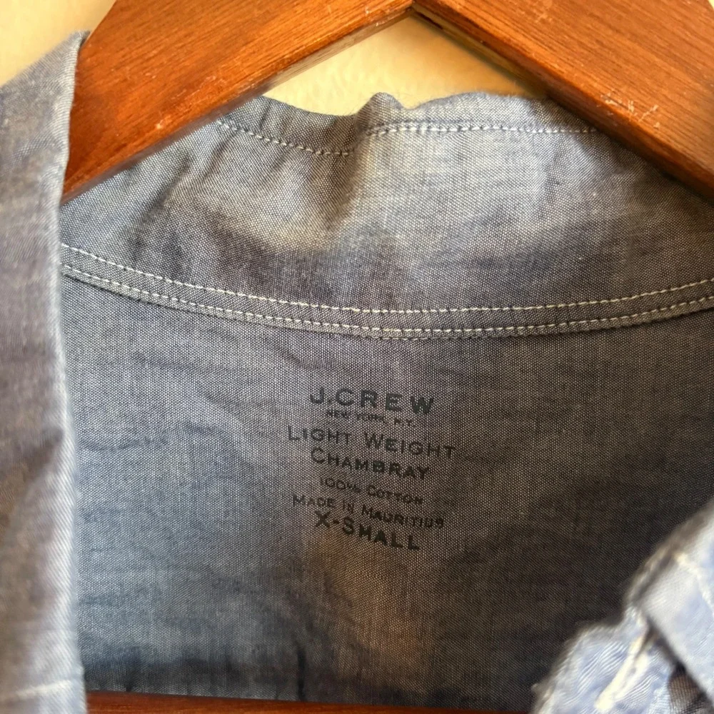 Modern Menswear Style J. Crew Light Blue Chambray Lightweight Button Down Shirt